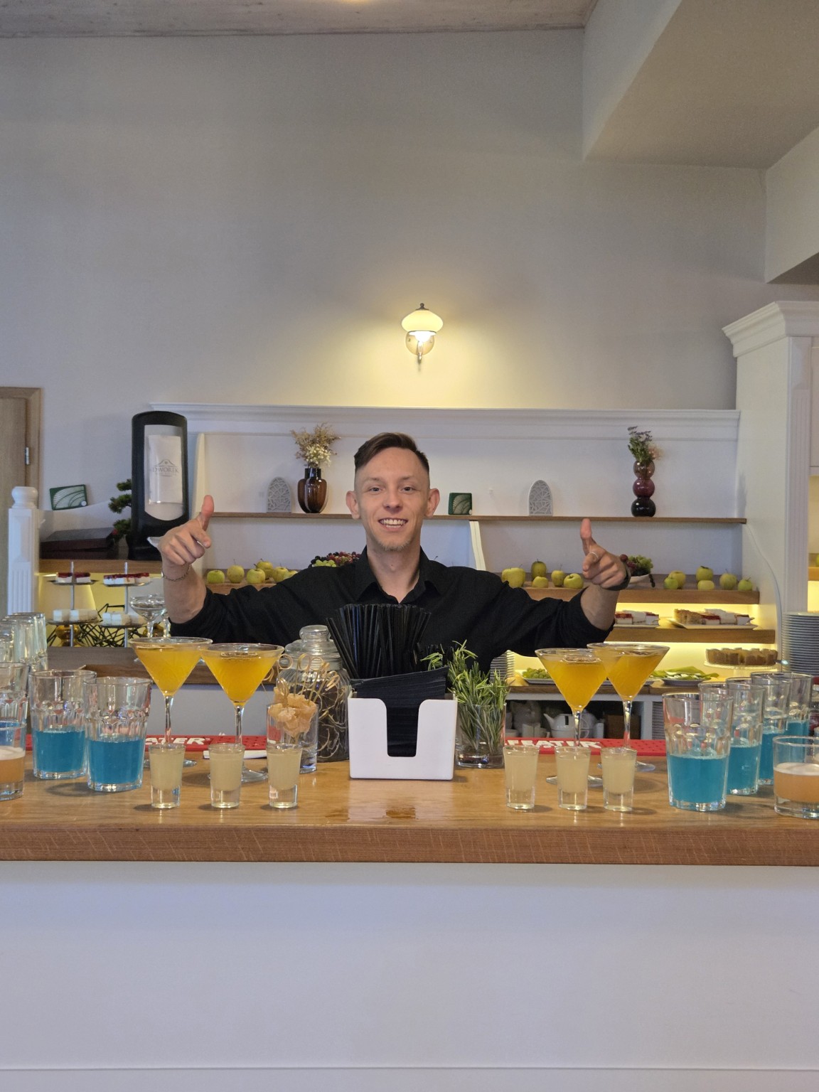 Barman White Lady za przygotowanym barem
